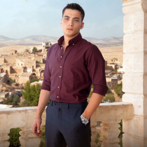 Актер Атакан Озкая в роли Кая Албора