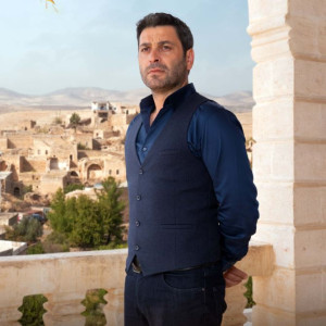 Актер Озан Акбаба в роли Джихан Албора